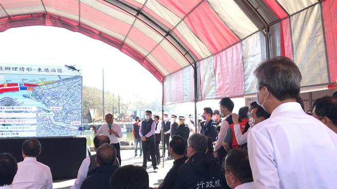 渔业署官员在说明清淤业务时，在简报上将「芳都桥」打成「芳督桥」，苏贞昌当场严词纠正，官员吓得立正站好、聆听长官教诲。（谢佳潾摄）