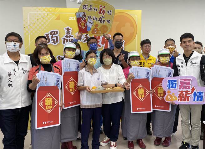 嘉义市长黄敏惠宣布全市国中小学校厨妈调涨薪资，议员们肯定。（廖素慧摄）