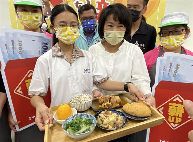 嘉义市长黄敏惠宣布国中小学校厨妈调涨薪资，孩子的午餐美味继续。（廖素慧摄）
