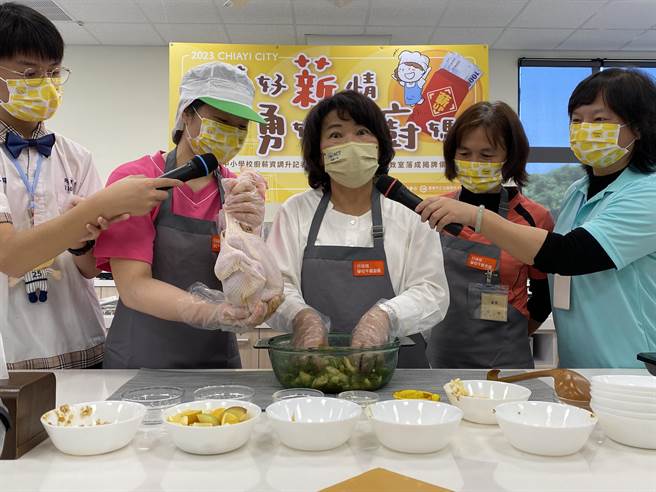 嘉义市北园国中食育教室揭牌启用，市长黄敏惠煮汤圆、烤鸡，象徵起家团圆。（廖素慧摄）