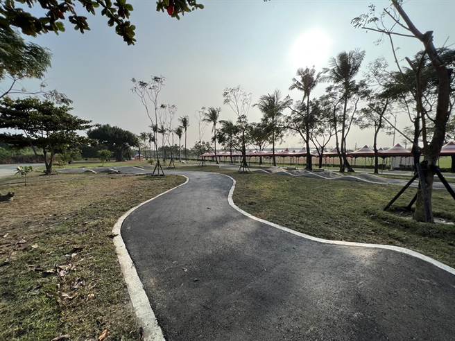 屏东首座儿童滑步车赛道，河滨公园启用。(屏县府提供)