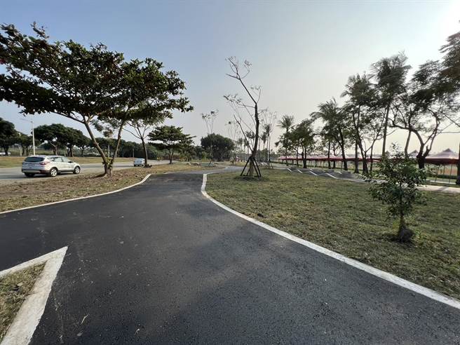 屏东首座儿童滑步车赛道，河滨公园启用。(屏县府提供)