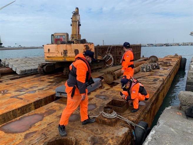 为防范不肖人士藉机从事走私、偷渡等影响国家安全等违法情事，海巡署中部分署12日结合各单位扩大扫荡。（海巡署中部分署提供）