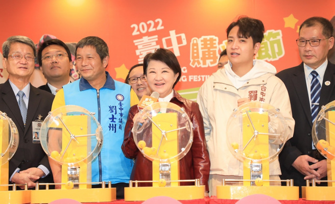 台中店家热情宣传助攻， 第四届台中购物节消费金额358亿元创歷届新高。图/台中市政府提供