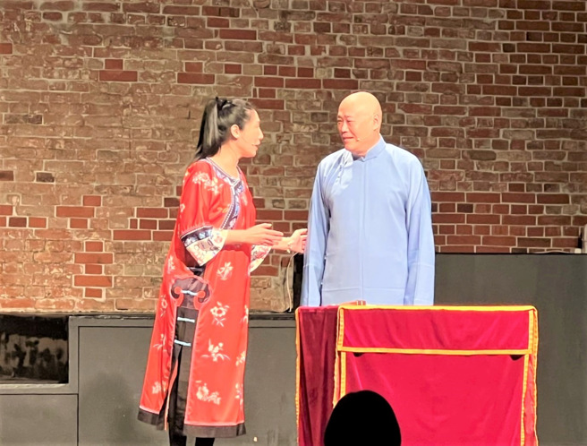 特邀臺北曲艺团以专业的相声说唱方式，将2018年起的阅读代表字的意涵串在一起，展现新北市多年来深耕阅读教育的成果。(照片/新北市教育局提供)