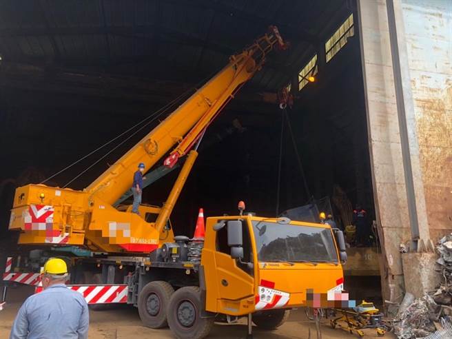高雄市小港区光阳街上一家钢铁厂昨日发生一起工安意外。（翻摄照片／高雄洪靖宜传真）
