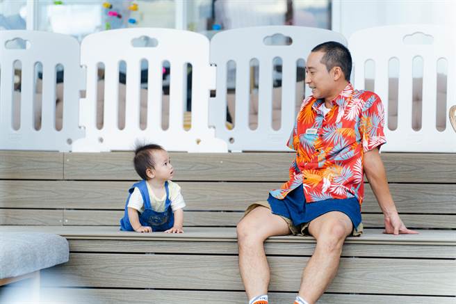 《嗨！營業中》本周舉辦寶寶抓周派對，浩子被寶寶氣勢逼退。（好看娛樂提供）