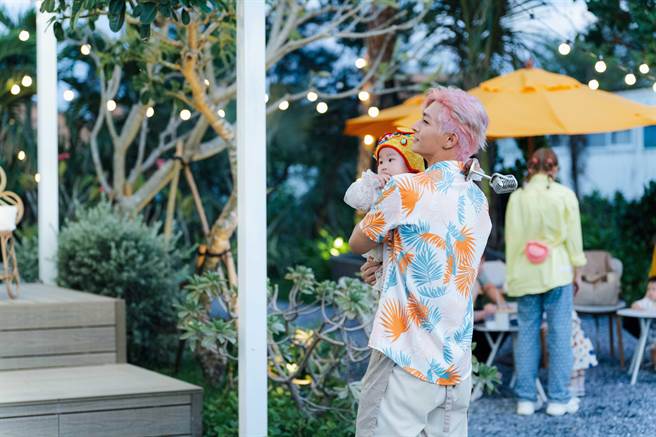 炎亞綸抱參加抓周的寶寶。（好看娛樂提供）