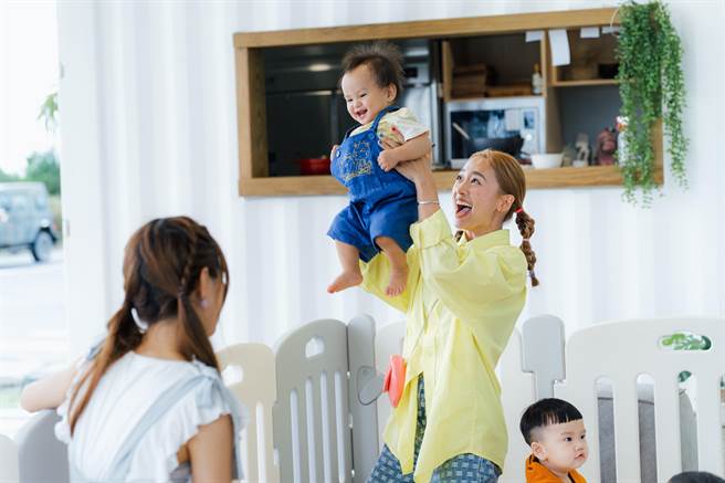 鬼鬼看到寶寶直說好可愛。（好看娛樂提供）