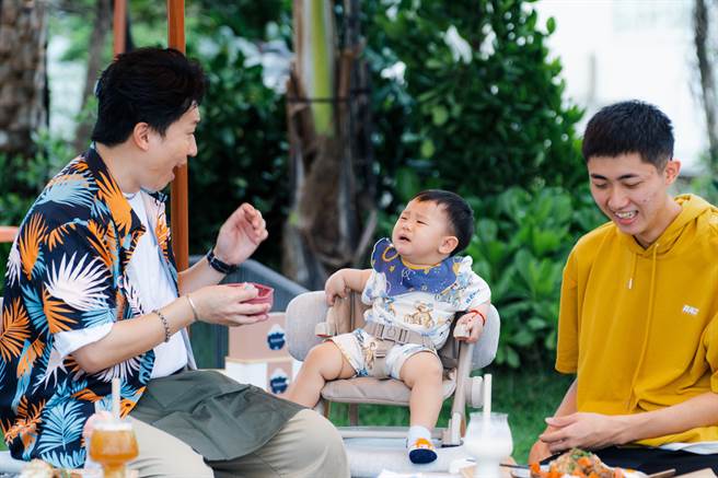 張立東（左）把寶寶嚇哭，場面尷尬。（好看娛樂提供）