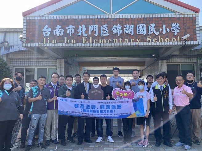 吴宏兴、龙弘元两名猎鹰球员造访锦湖国小。(台南台钢猎鹰提供)