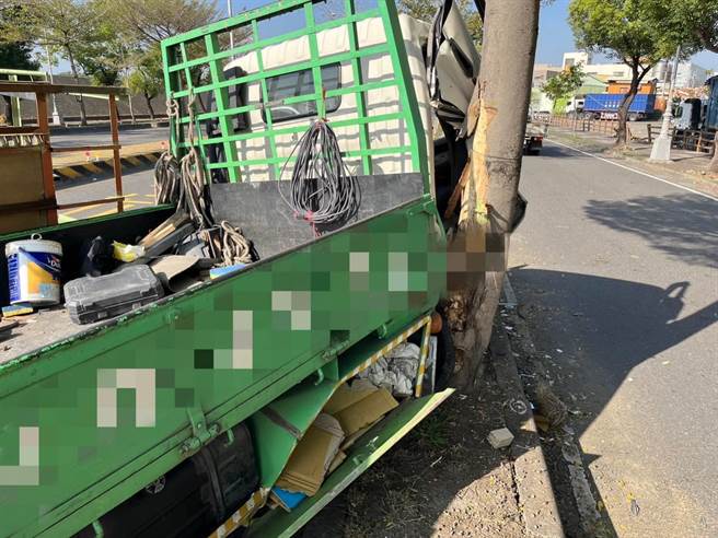 台中乌日区环河路二段快车道13日上午8时52分传出自撞车祸，43岁蔡男驾驶货车直行，疑因未注意前方状况，撞上快慢车道分隔岛。（民眾提供／潘虹恩台中传真）