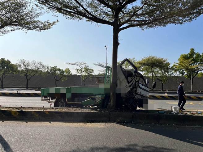 43岁蔡男驾驶货车沿环河路二段快车道直行，疑因未注意前方状况，撞上快慢车道分隔岛，致蔡男身体多处擦挫伤送医，幸无生命危险。（民眾提供／潘虹恩台中传真）