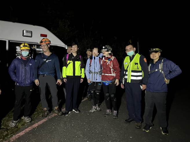 新北市瑞芳区剑龙棱日前发生山友迷路，所幸警消迅速出动，顺利找到迷途的3名山友。（新北市警局提供／张志康新北传真）
