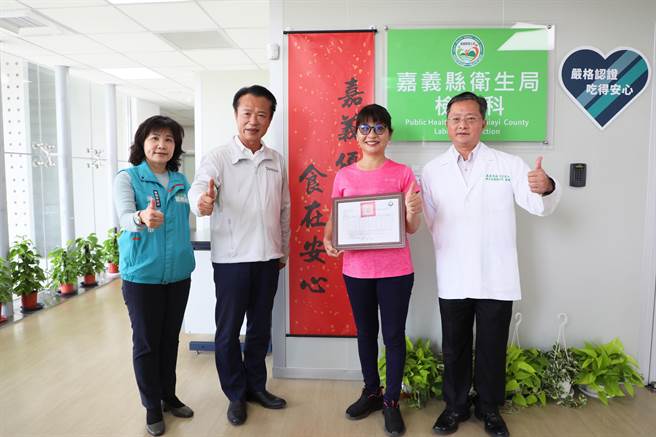 嘉义县永在食安大楼发出第一份嘉义优鲜检验报告，县长翁章梁（左）亲自颁发给业者。（嘉义县政府提供／廖素慧嘉县传真）