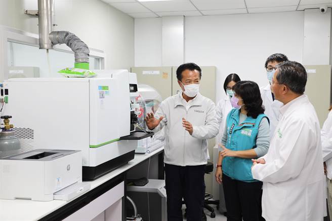 嘉义县长翁章梁（左）视察永在食安大楼检验设施。（嘉义县政府提供／廖素慧嘉县传真）
