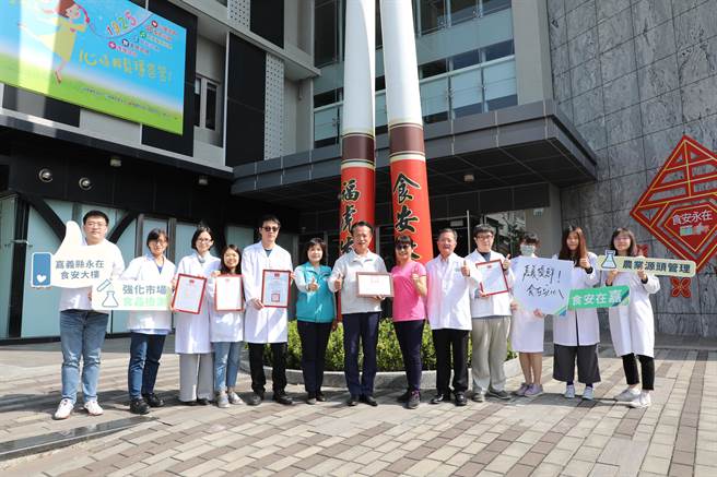 嘉义县永在食安大楼发出第一份嘉义优鲜检验报告，县长翁章梁（左）肯定业者维护食安。（嘉义县政府提供／廖素慧嘉县传真）