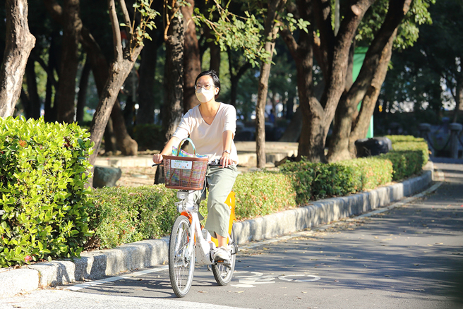 YouBike 2.0E增加電力輔助，對騎乘者來說更為輕鬆友善。(攝影/Carter)