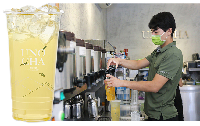 雖然無糖茶給人的感覺比較老氣，但陳昱棋還是堅持把茶的核心品質做好，不添加過多花俏的調飲。(左：圖片提供/烏弄原生茶飲；右：攝影/Carter)