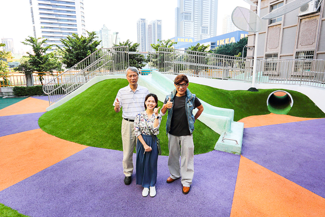 高雄市立成功特殊教育学校，成功打造高雄市第一座校园「共融式无障碍游乐场」，参与计划的校长蔡鸿文（右）、总务处郑坤益主任（左）与计画主要执笔教师张玮珊（中）与有荣焉。(摄影/Carter)