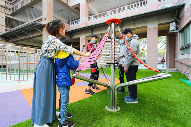 三面铁琴设计高度符合坐轮椅学生，每个孩子都可以敲出属于自己的曲子。(摄影/Carter)