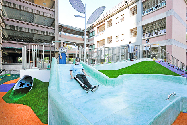 游乐场规划以多数行动不便及坐轮椅学生为设计出发点，溜滑梯就连坐着轮椅的学生也能玩。(摄影/Carter)