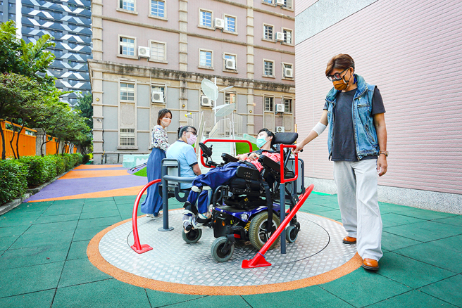 在高雄市第一座校园「共融式无障碍游乐场」里，最特别的游具就属从波兰进口的「无障碍旋转盘」，坐轮椅的孩子也能参与玩乐。(摄影/Carter)