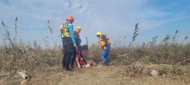台中30多歲男子13日下午疑似從中彰大橋跳下，台中市消防局獲報出動橡皮艇、空拍機與民間漁船協尋，於15時21分尋獲，送光田醫院救治。（民眾提供／潘虹恩台中傳真）