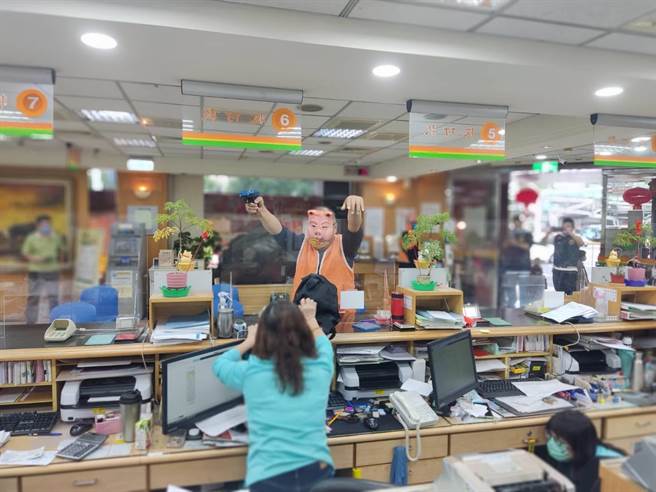 板桥分局今日办理金融机构防抢演练。（警方提供）