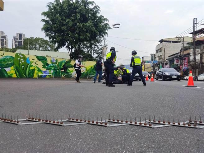 板桥分局今日办理金融机构防抢演练。（警方提供）