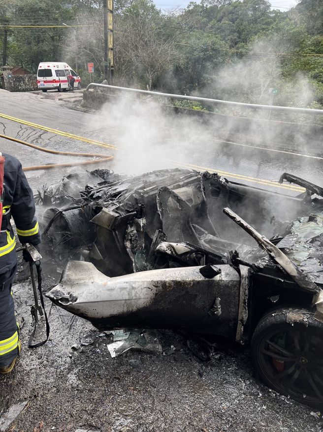 北宜火烧车！台湾仅3辆千万超跑「小牛」遭恶火吞噬全毁。(叶庭欣/翻摄)