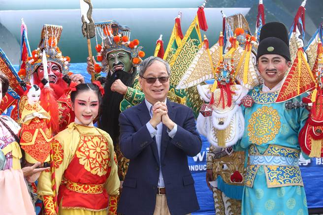 纸风车文教基金会董事长李远（中）表示，每次纸风车到两厅院艺文广场演出，都是一个宣告，「纸风车走了30年，即使遇火灾、疫情，也不会因为孩子放弃。这次台北场演出紧急也加演周五场次，共两场，希望让家长孩子能多一天看演出的机会，也欢迎考完试的小朋友都可以来观赏。」（邓博仁摄）