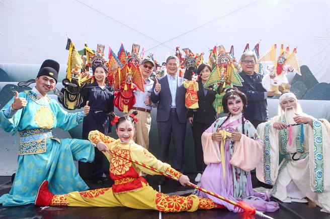 纸风车《哪咤闹龙宫》两厅院艺文广场演出记者会12日举行，文化部长李永得（中）受邀出席。（邓博仁摄）