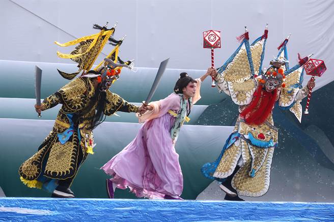 纸风车剧团这些年来也像哪咤「脚踩风火轮」般转动，长途跋涉到台湾的各个角落演戏给孩子看，《哪咤闹龙宫》在两厅院的户外演出，为免费观赏，自由入座。（邓博仁摄）