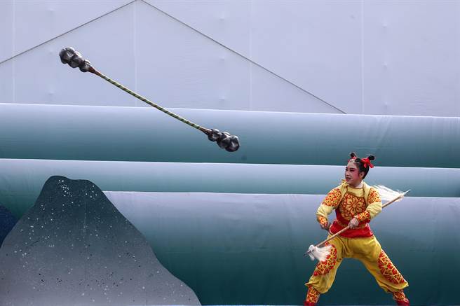 纸风车给孩子们的新年礼物，将重返两厅院广场连演两场《哪咤闹龙宫》。（邓博仁摄）