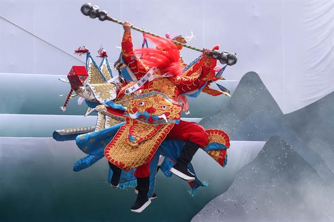 《哪咤闹龙宫》也将本周末五、六两日于两厅院艺文广场演出，是给孩子们的新年礼物。（邓博仁摄）