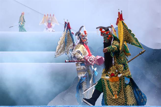 纸风车剧团在疫情间遇上仓库大火、疫情衝击，虽然挑战一直很多，但团队从未停下脚步，除了原有的巡演计画，也不忘打磨新作，精致大戏《哪咤闹龙宫》。（邓博仁摄）