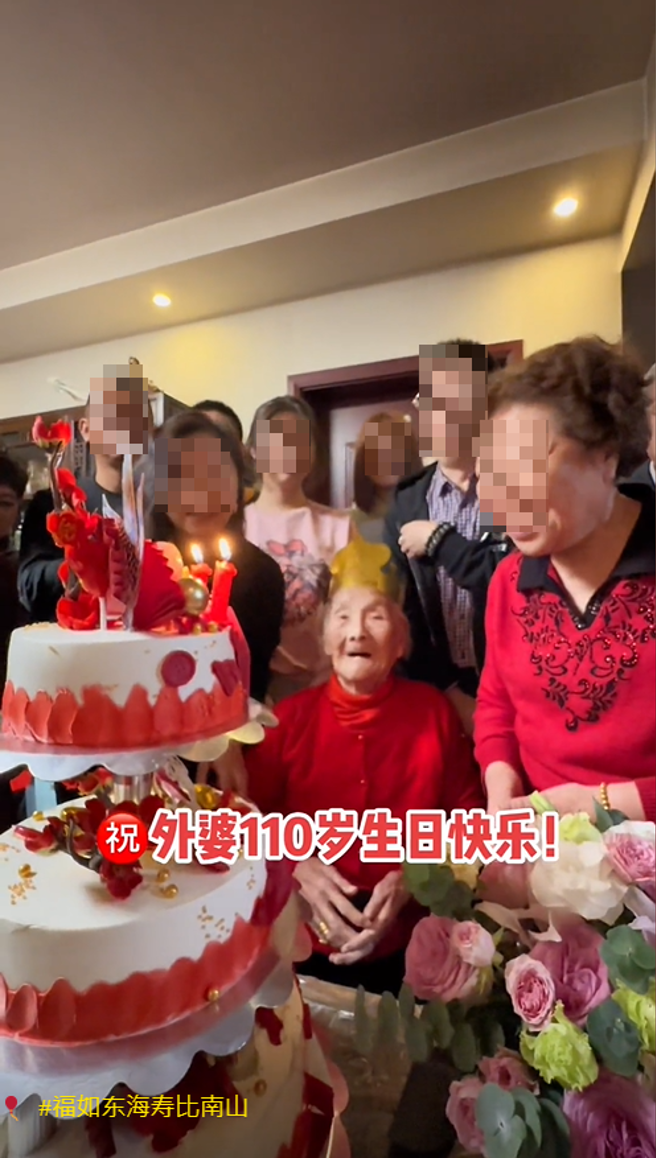 俞秀莲去年在全家近50人簇拥下欢庆生日。(图/抖音)