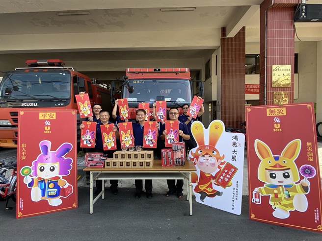 台南市消防局第2大队队员庄士仪发挥创意，今年发想设计有「萌兔」图案的门神对联，取名「无灾兔U、平安兔U」，十分吸睛。（台南市消防局提供／程炳璋台南传真）