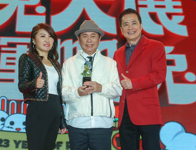 黄西田（中）从三立董事长张荣华（右）、高明慧手中接下感谢状及奖座。（粘耿豪摄）