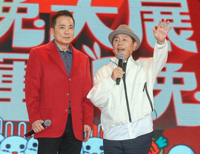 黄西田（右）强调自己只是毕业，没有退休，左为张荣华。（粘耿豪摄）