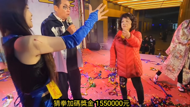 廖老大和老板娘在集团尾牙派对上狂发奖金，总金额破百万元。（图／摘自赛车教父廖老大脸书）