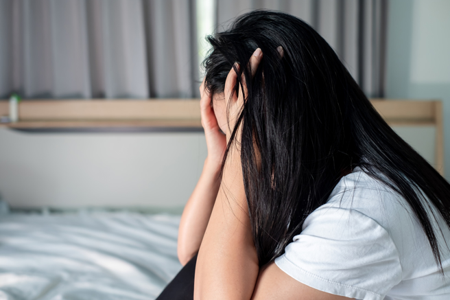 一名女子崩溃表示，楼上邻居每天吵得她不得安寧，甚至对健康造成影响。（示意图／shutterstock）
