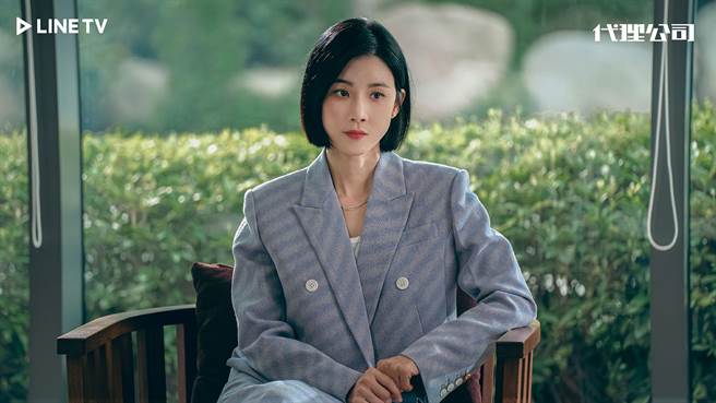李宝英在新剧中苦熬19年，终于成为公司首位女性高层。（LINE TV提供）