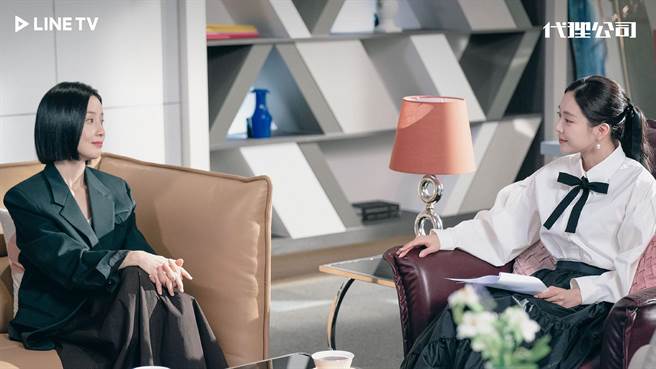 李宝英（左）不畏惧财阀三世孙娜恩，双方针锋相对。（LINE TV提供）