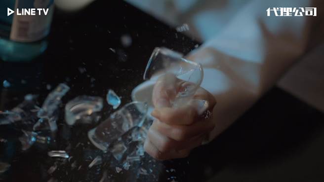 李宝英在剧中气到徒手捏爆玻璃杯。（LINE TV提供）
