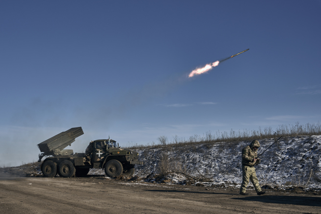 乌军祭出多管火箭炮在苏勒答尔附近打击俄军。(图/美联社)