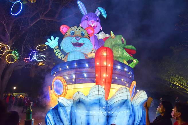 南投市长张嘉哲等来宾点亮主灯「航向理想城市」，宣布2023南投市灯会开锣。（南投县府提供／杨静茹南投传真）