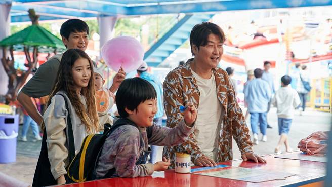 IU在《婴儿转运站》中与宋康昊、姜栋元飙演技。（卫视提供）