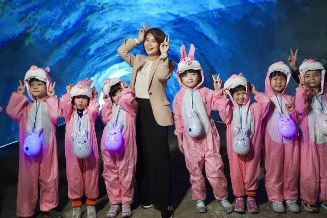 2023屏东灯节13日晚间在屏东县民公园点灯，揭开为期47天的璀璨欢乐。（屏县府提供／谢佳潾屏东传真）